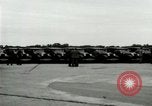 Standbild Ford Tri Motor Ebene und Lincoln Autos United States USA, 1928, aus Sekunde 55 historischem Filmmaterial Videoclip 65675021030