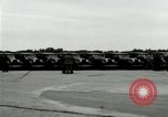 Standbild Ford Tri Motor Ebene und Lincoln Autos United States USA, 1928, aus Sekunde 56 historischem Filmmaterial Videoclip 65675021030