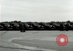 Standbild Ford Tri Motor Ebene und Lincoln Autos United States USA, 1928, aus Sekunde 57 historischem Filmmaterial Videoclip 65675021030