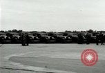 Standbild Ford Tri Motor Ebene und Lincoln Autos United States USA, 1928, aus Sekunde 58 historischem Filmmaterial Videoclip 65675021030