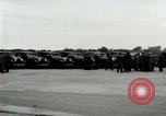 Standbild Ford Tri Motor Ebene und Lincoln Autos United States USA, 1928, aus Sekunde 61 historischem Filmmaterial Videoclip 65675021030