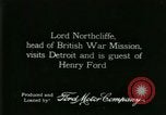 Immagine di Signor Henry Ford e Lord Northcliffe Detroit Michigan USA, 1917, secondo 1 filmato di repertorio 65675021031