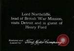Immagine di Signor Henry Ford e Lord Northcliffe Detroit Michigan USA, 1917, secondo 3 filmato di repertorio 65675021031