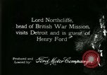 Immagine di Signor Henry Ford e Lord Northcliffe Detroit Michigan USA, 1917, secondo 5 filmato di repertorio 65675021031
