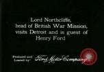 Immagine di Signor Henry Ford e Lord Northcliffe Detroit Michigan USA, 1917, secondo 6 filmato di repertorio 65675021031
