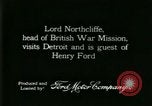 Immagine di Signor Henry Ford e Lord Northcliffe Detroit Michigan USA, 1917, secondo 7 filmato di repertorio 65675021031