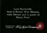 Immagine di Signor Henry Ford e Lord Northcliffe Detroit Michigan USA, 1917, secondo 8 filmato di repertorio 65675021031