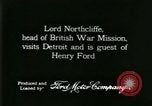 Immagine di Signor Henry Ford e Lord Northcliffe Detroit Michigan USA, 1917, secondo 10 filmato di repertorio 65675021031