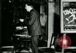Immagine di Signor Henry Ford e Lord Northcliffe Detroit Michigan USA, 1917, secondo 16 filmato di repertorio 65675021031