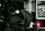 Immagine di Signor Henry Ford e Lord Northcliffe Detroit Michigan USA, 1917, secondo 24 filmato di repertorio 65675021031