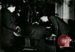 Immagine di Signor Henry Ford e Lord Northcliffe Detroit Michigan USA, 1917, secondo 29 filmato di repertorio 65675021031