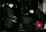 Immagine di Signor Henry Ford e Lord Northcliffe Detroit Michigan USA, 1917, secondo 30 filmato di repertorio 65675021031