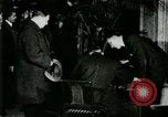 Immagine di Signor Henry Ford e Lord Northcliffe Detroit Michigan USA, 1917, secondo 31 filmato di repertorio 65675021031