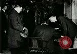 Immagine di Signor Henry Ford e Lord Northcliffe Detroit Michigan USA, 1917, secondo 32 filmato di repertorio 65675021031