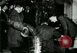 Immagine di Signor Henry Ford e Lord Northcliffe Detroit Michigan USA, 1917, secondo 33 filmato di repertorio 65675021031