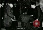 Immagine di Signor Henry Ford e Lord Northcliffe Detroit Michigan USA, 1917, secondo 34 filmato di repertorio 65675021031