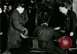 Immagine di Signor Henry Ford e Lord Northcliffe Detroit Michigan USA, 1917, secondo 35 filmato di repertorio 65675021031