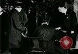 Immagine di Signor Henry Ford e Lord Northcliffe Detroit Michigan USA, 1917, secondo 36 filmato di repertorio 65675021031