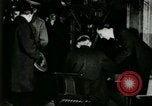 Immagine di Signor Henry Ford e Lord Northcliffe Detroit Michigan USA, 1917, secondo 38 filmato di repertorio 65675021031
