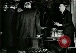 Immagine di Signor Henry Ford e Lord Northcliffe Detroit Michigan USA, 1917, secondo 41 filmato di repertorio 65675021031