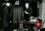 Immagine di Signor Henry Ford e Lord Northcliffe Detroit Michigan USA, 1917, secondo 42 filmato di repertorio 65675021031