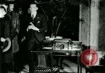 Immagine di Signor Henry Ford e Lord Northcliffe Detroit Michigan USA, 1917, secondo 44 filmato di repertorio 65675021031