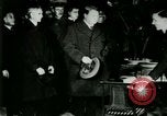 Immagine di Signor Henry Ford e Lord Northcliffe Detroit Michigan USA, 1917, secondo 46 filmato di repertorio 65675021031