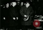 Immagine di Signor Henry Ford e Lord Northcliffe Detroit Michigan USA, 1917, secondo 47 filmato di repertorio 65675021031