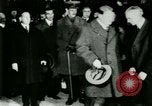 Immagine di Signor Henry Ford e Lord Northcliffe Detroit Michigan USA, 1917, secondo 50 filmato di repertorio 65675021031