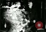 Immagine di Signor Henry Ford e Lord Northcliffe Detroit Michigan USA, 1917, secondo 52 filmato di repertorio 65675021031