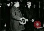 Immagine di Signor Henry Ford e Lord Northcliffe Detroit Michigan USA, 1917, secondo 54 filmato di repertorio 65675021031