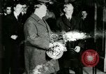 Immagine di Signor Henry Ford e Lord Northcliffe Detroit Michigan USA, 1917, secondo 57 filmato di repertorio 65675021031