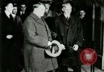 Immagine di Signor Henry Ford e Lord Northcliffe Detroit Michigan USA, 1917, secondo 58 filmato di repertorio 65675021031