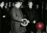 Immagine di Signor Henry Ford e Lord Northcliffe Detroit Michigan USA, 1917, secondo 59 filmato di repertorio 65675021031