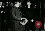 Immagine di Signor Henry Ford e Lord Northcliffe Detroit Michigan USA, 1917, secondo 62 filmato di repertorio 65675021031