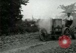 Standbild frühen Modell des Traktors United States USA, 1917, aus Sekunde 14 historischem Filmmaterial Videoclip 65675021032