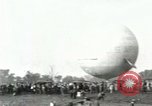 Standbild Ford Tri Motor und Balloon race Detroit Michigan USA, 1926, aus Sekunde 56 historischem Filmmaterial Videoclip 65675021036
