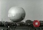 Standbild Ford Tri Motor und Balloon race Detroit Michigan USA, 1926, aus Sekunde 57 historischem Filmmaterial Videoclip 65675021036