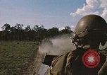Standbild 11 gepanzerte Kavallerie Kambodscha, 1970, aus Sekunde 26 historischem Filmmaterial Videoclip 65675021061
