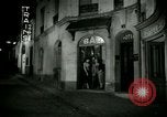 Standbild Männer und Frauen an der Bar und Hotel Paris Frankreich, 1956, aus Sekunde 16 historischem Filmmaterial Videoclip 65675021102