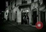 Standbild Männer und Frauen an der Bar und Hotel Paris Frankreich, 1956, aus Sekunde 19 historischem Filmmaterial Videoclip 65675021102