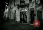 Standbild Männer und Frauen an der Bar und Hotel Paris Frankreich, 1956, aus Sekunde 20 historischem Filmmaterial Videoclip 65675021102