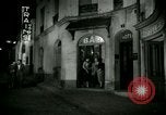 Standbild Männer und Frauen an der Bar und Hotel Paris Frankreich, 1956, aus Sekunde 21 historischem Filmmaterial Videoclip 65675021102