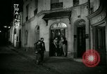 Standbild Männer und Frauen an der Bar und Hotel Paris Frankreich, 1956, aus Sekunde 25 historischem Filmmaterial Videoclip 65675021102