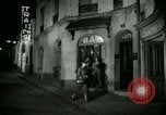 Standbild Männer und Frauen an der Bar und Hotel Paris Frankreich, 1956, aus Sekunde 26 historischem Filmmaterial Videoclip 65675021102