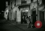 Standbild Männer und Frauen an der Bar und Hotel Paris Frankreich, 1956, aus Sekunde 27 historischem Filmmaterial Videoclip 65675021102