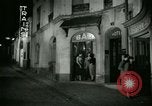 Standbild Männer und Frauen an der Bar und Hotel Paris Frankreich, 1956, aus Sekunde 28 historischem Filmmaterial Videoclip 65675021102