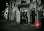 Standbild Männer und Frauen an der Bar und Hotel Paris Frankreich, 1956, aus Sekunde 29 historischem Filmmaterial Videoclip 65675021102