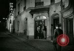 Standbild Männer und Frauen an der Bar und Hotel Paris Frankreich, 1956, aus Sekunde 30 historischem Filmmaterial Videoclip 65675021102