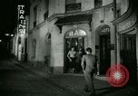 Standbild Männer und Frauen an der Bar und Hotel Paris Frankreich, 1956, aus Sekunde 31 historischem Filmmaterial Videoclip 65675021102